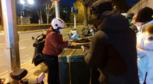 谁能想到，当年凭一手烤腿火爆清华北大、人大三所高校，让学子们寒冬排队抢单的鹅腿阿