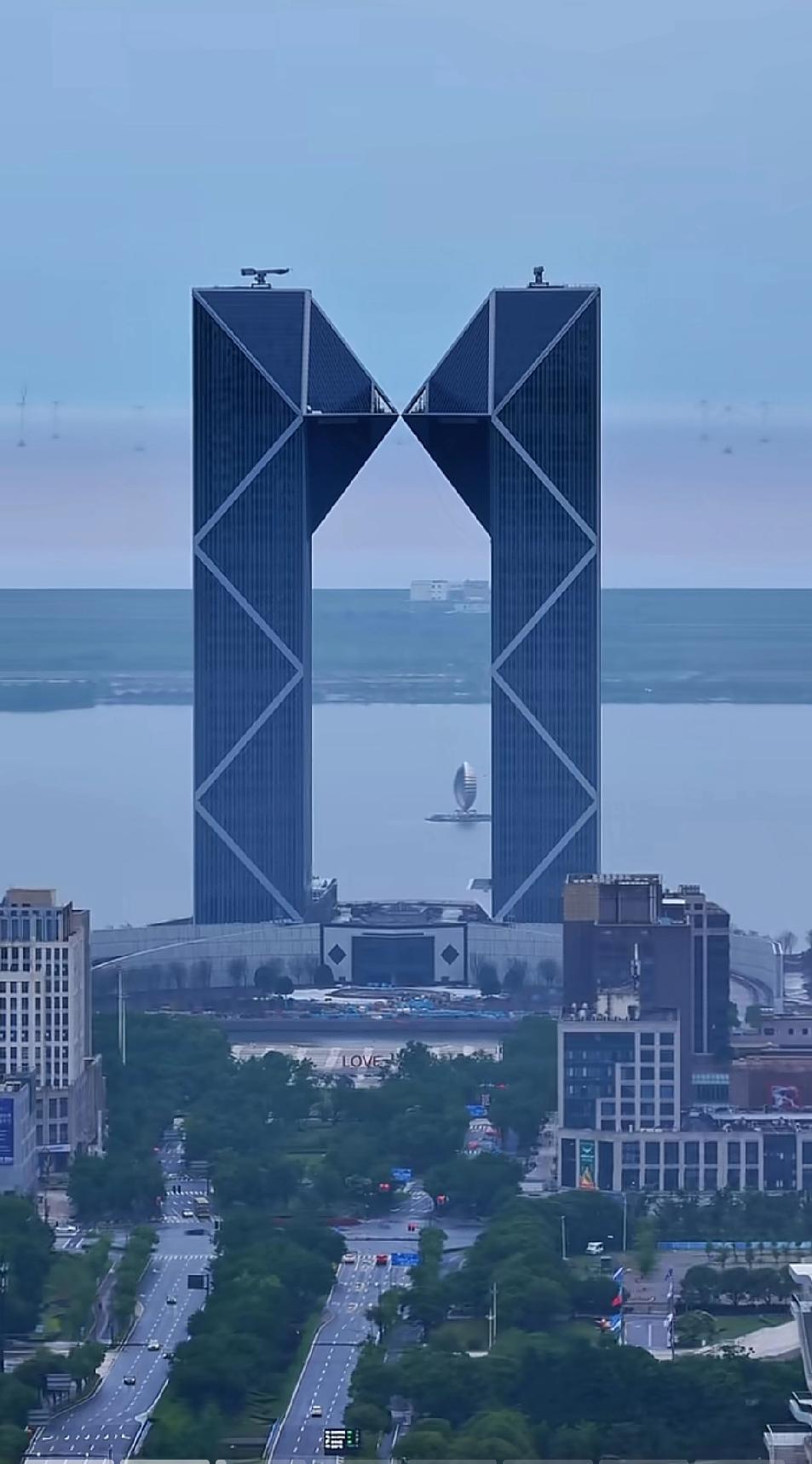 上海临港新城的地标建筑:中银金融中心双子塔已经完工，今年会投入使用，高度200米