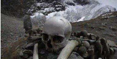 1942年，在印度喜马拉雅山区的路普康湖（Roopkund Lake又称“人骨湖