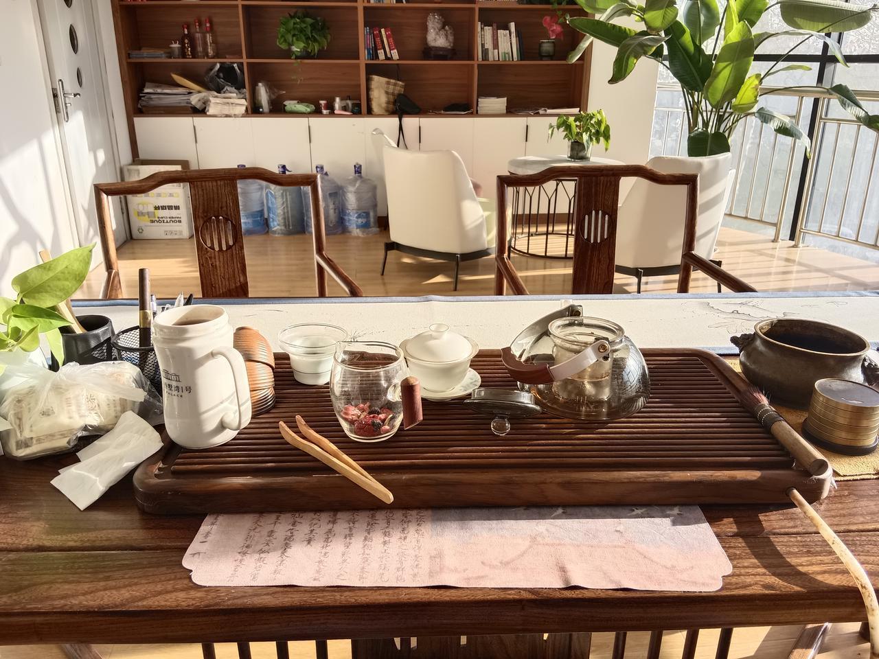 窗外寒冷，室内温暖如春，煮茶，刷视频，很舒服——卜之丁工作日记