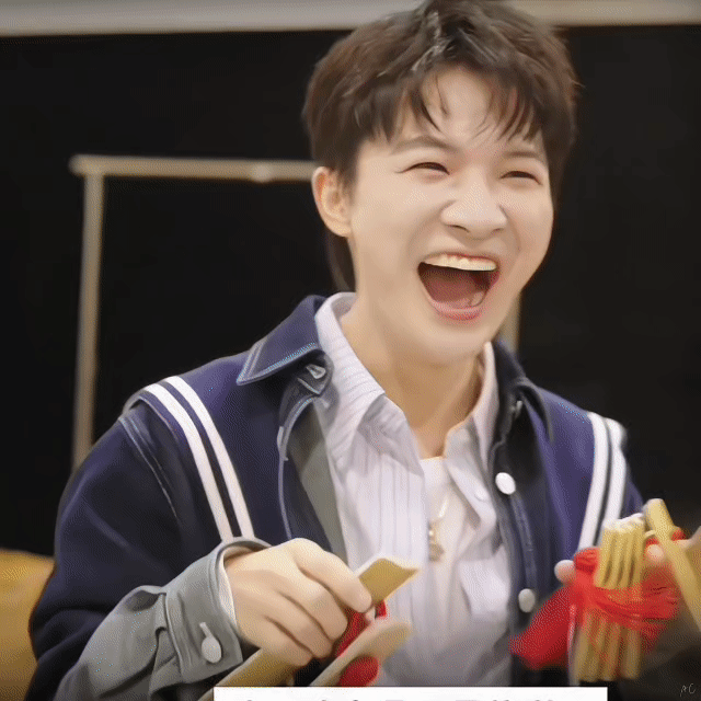 周深 周深谜宫上线 【圈宝和米说晚安】亘古未变的月，照着今天的故事，又唤醒怎样的