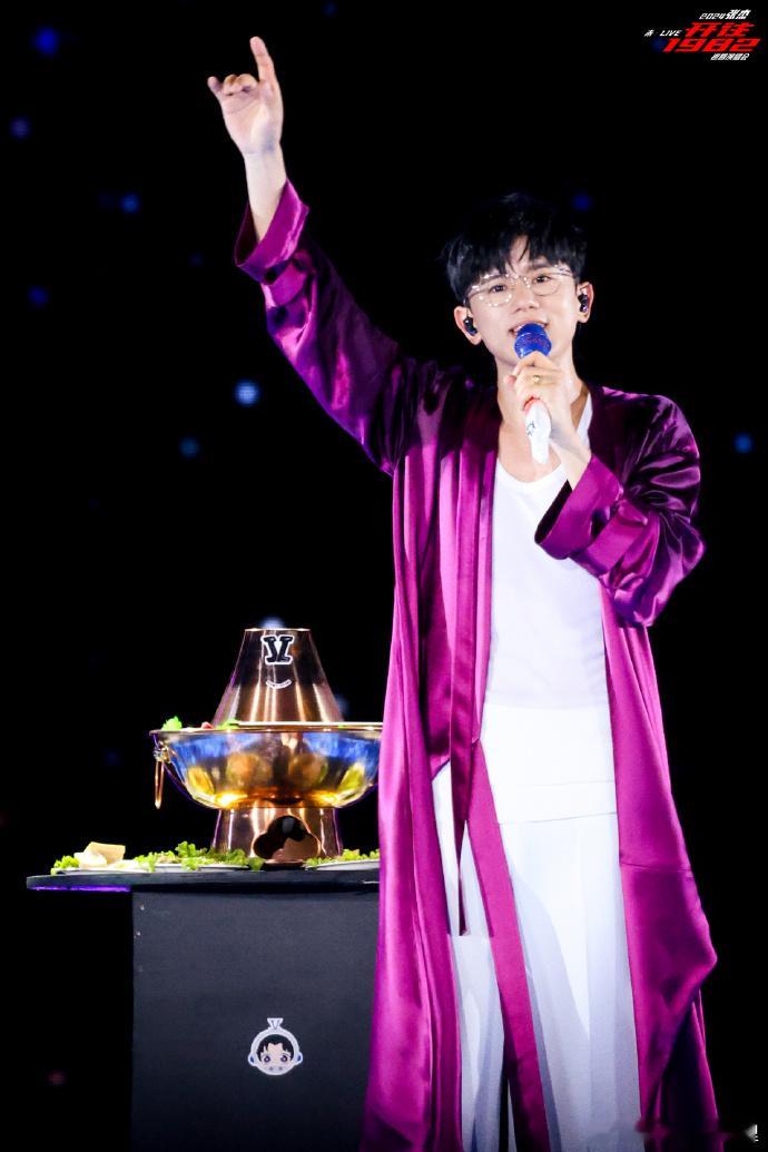 #张杰紫色长袍#就说张杰这身紫色长袍搭配白色的内搭特别亮眼！而且张杰已经开创了一