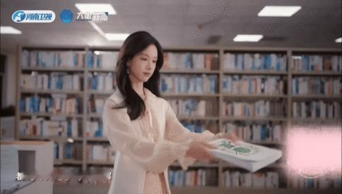 河南春晚有两个陈都灵 惊了！河南春晚有两个陈都灵同框，图书馆里递书一幕，温柔又有