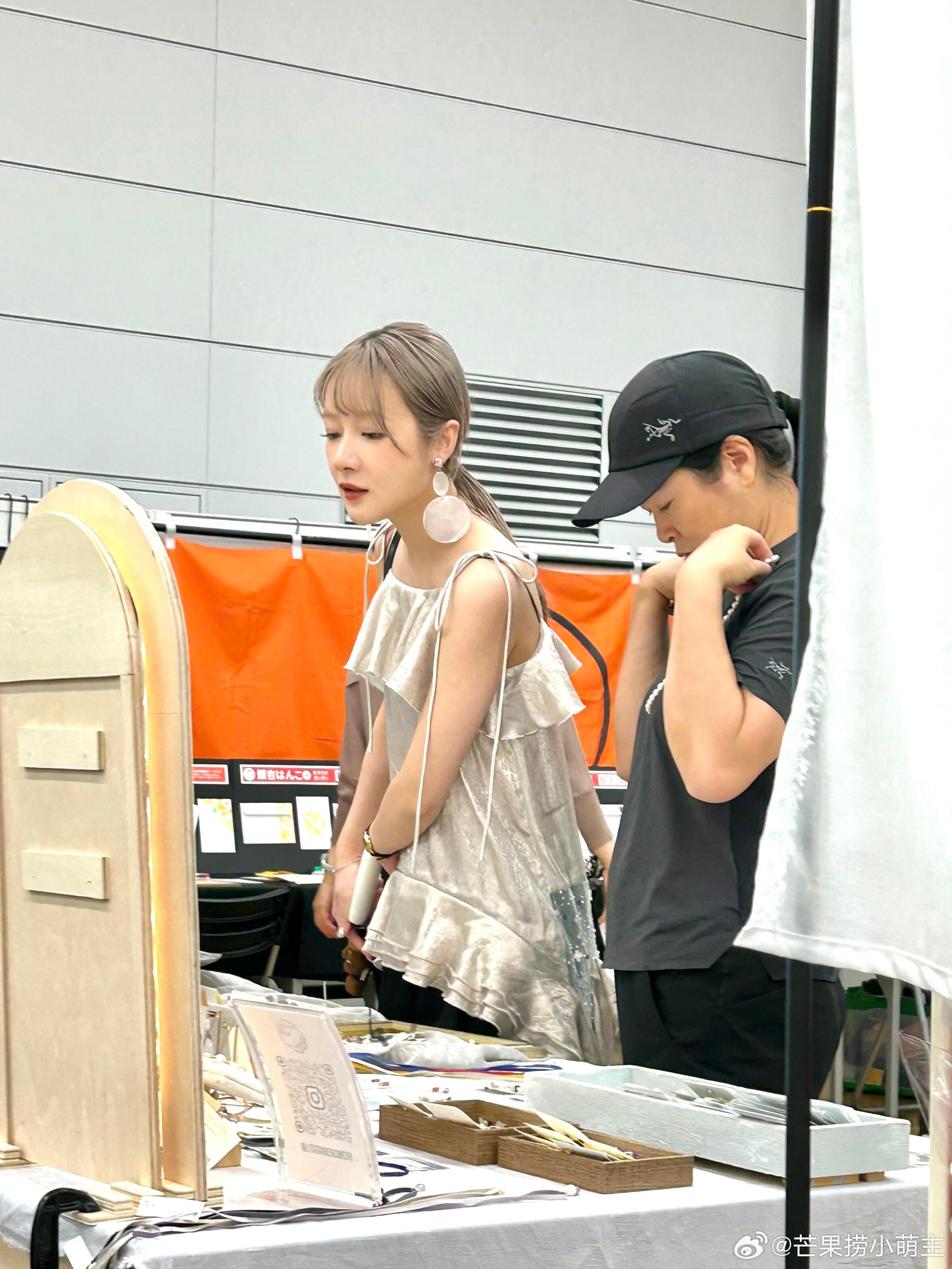 日本偶遇徐娇日本手作展偶遇徐娇 日本偶遇徐娇，穿着打扮很日系，被夸漂亮有气质。 