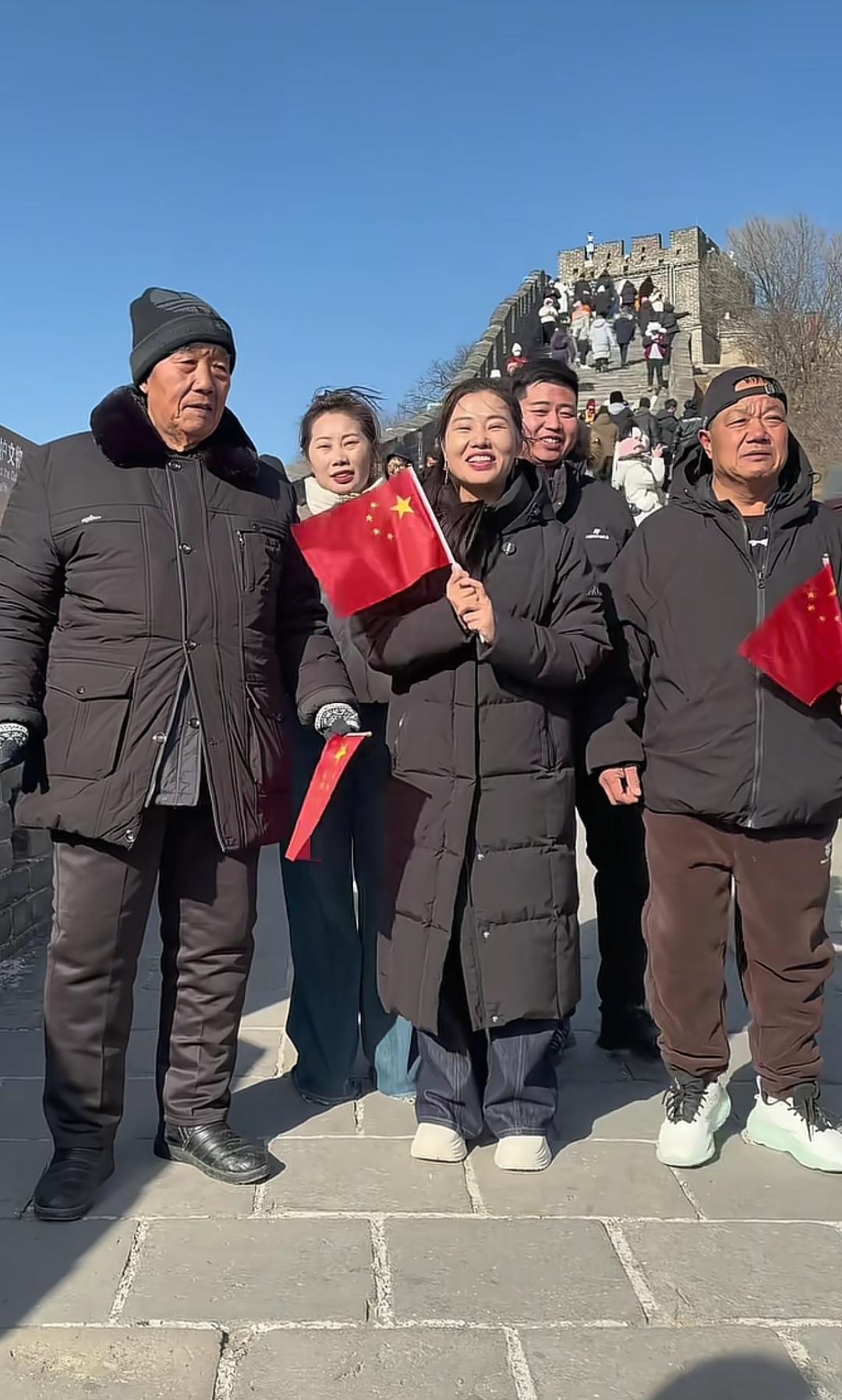 1月12日，杨妞华这张全家福，拍得颇有门道。

表面看是冬日长城上的温馨合影，细