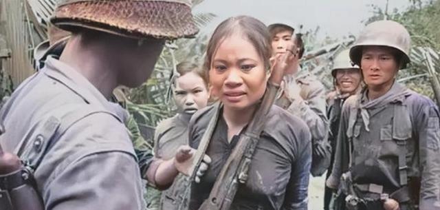 1965年，美军抓住了一名北越女军官，为了从她身上获取情报，竟残忍地向她体内，注