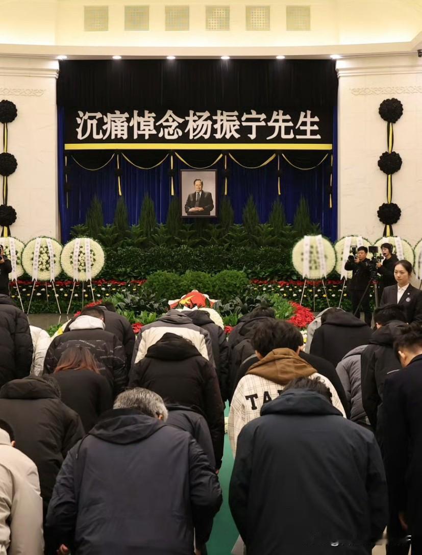 不出所料！杨振宁身披党旗，贡献得到了的认可

在杨老去世之后，遗体告别式的规格引