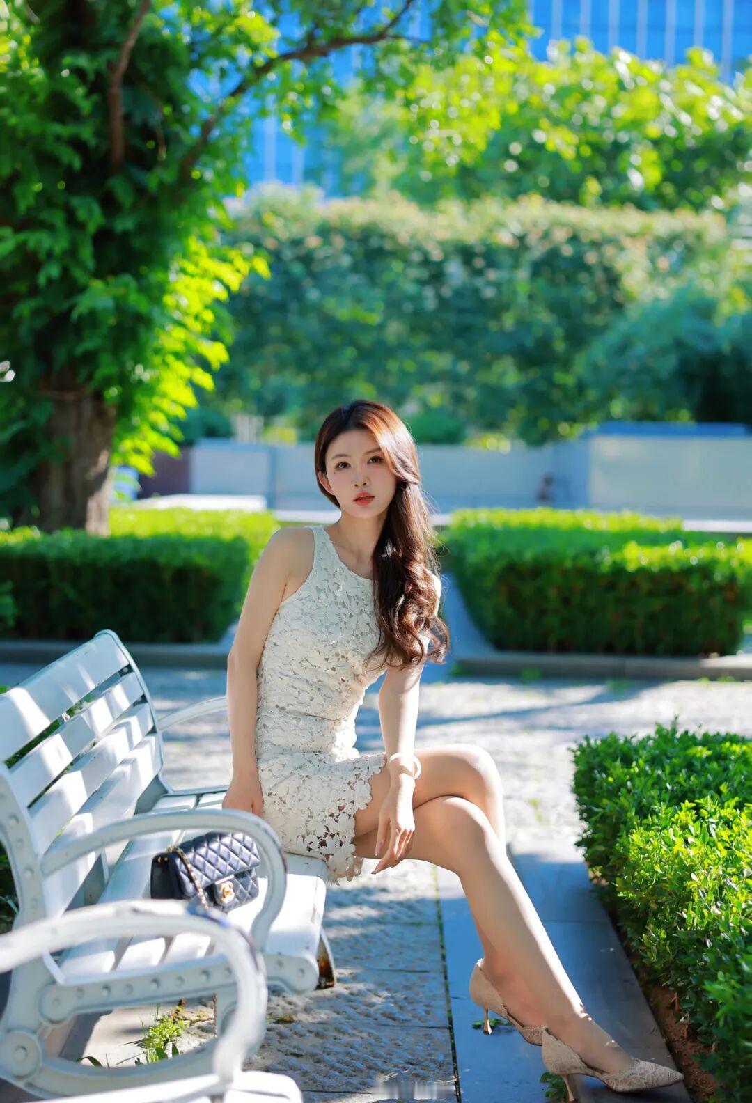 简约温柔款
夏日绿意，一袭白裙赴光
树荫、长椅，是独属于午后的浪漫
白蕾丝与盛夏