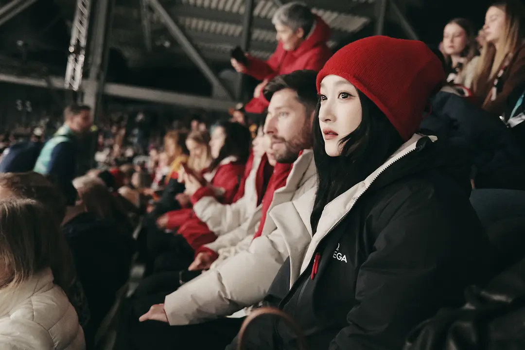 关晓彤冬奥会出图  分手后越来越少女了 