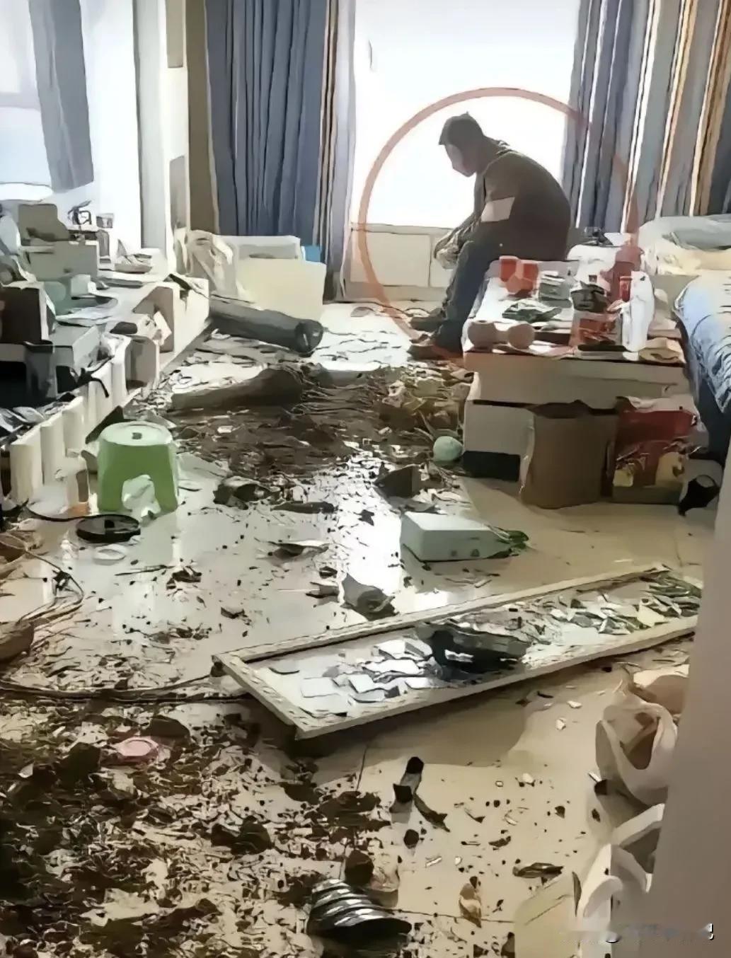 不是站着说话不腰疼，
夫妻之间吵架，
甩锅砸碗的男人，
都不是负责任的好男人。夫