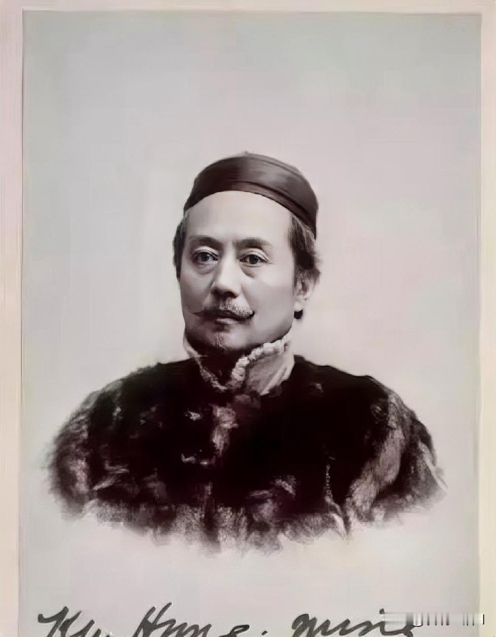民国剪辫多年，辜鸿铭始终留长辫，穿长衫。北大学生在校园里见到他，常在背后指指点点