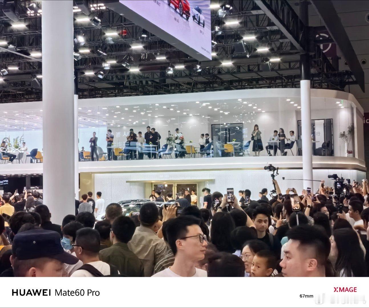 余承东来鸿蒙智行展台，火爆到什么程度呢，这么说吧，大湾区顶流站到对面展台的车顶都