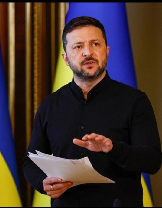 泽连斯基现在真是进退两难。美国下了死命令，要求乌克兰11月27日前接受28点和平