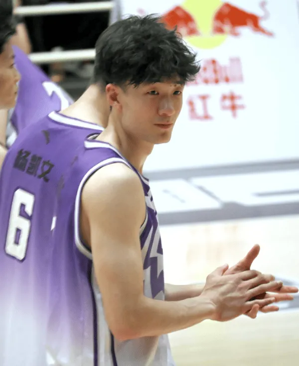 隰泰诚出战33分钟，6中3得到10分9篮板2助攻