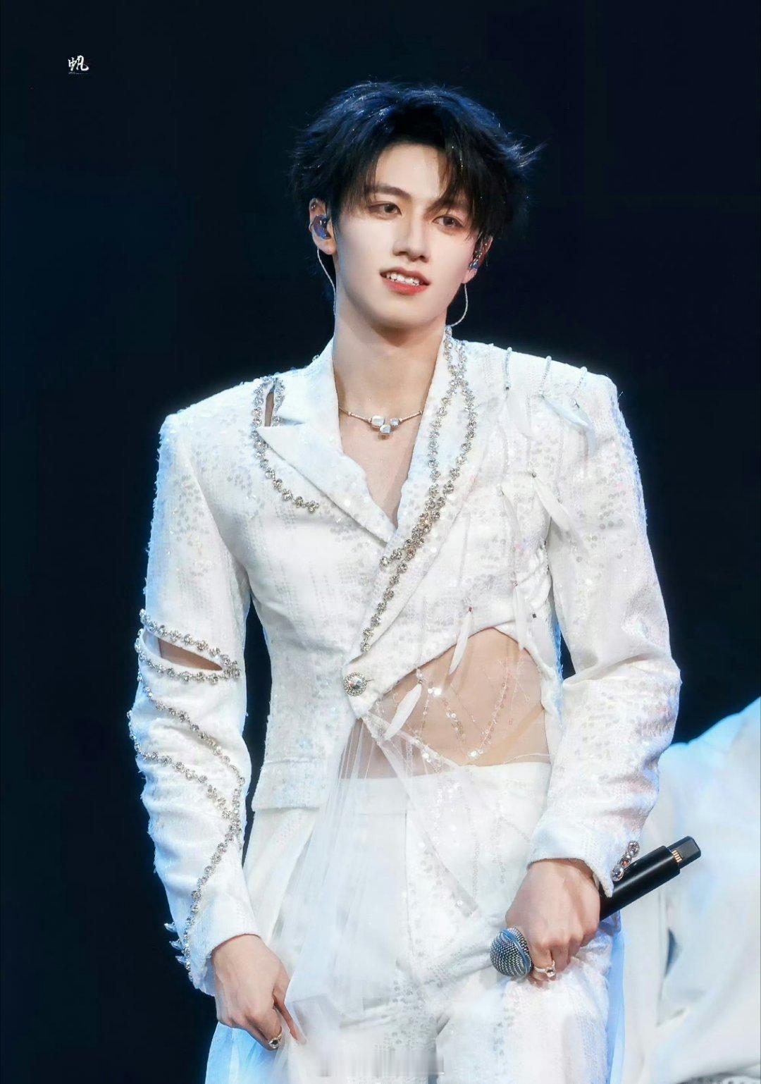 珠宝品牌宝曼兰朵想使用朱志鑫特写图做宣传，但发现时代峰峻好像没出图，所以只能找站