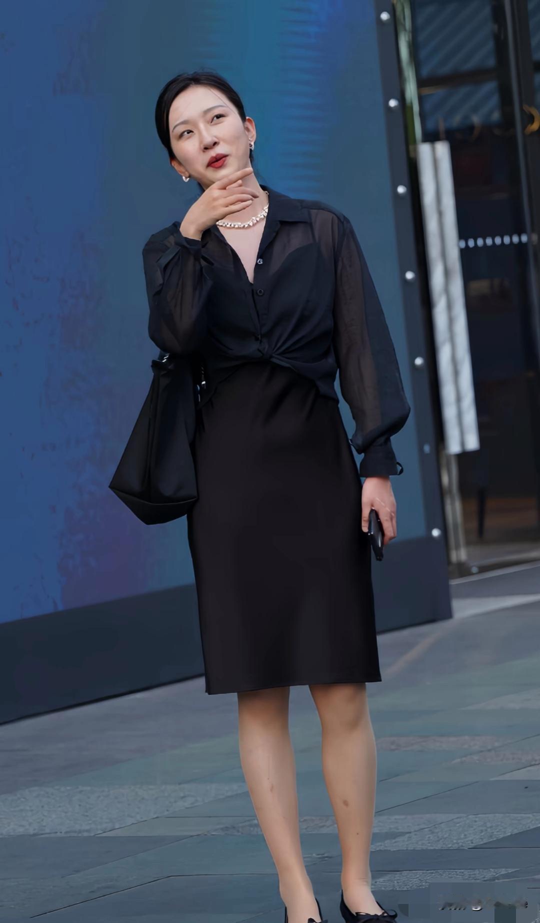 优雅黑裙穿搭，简约而不失气质！