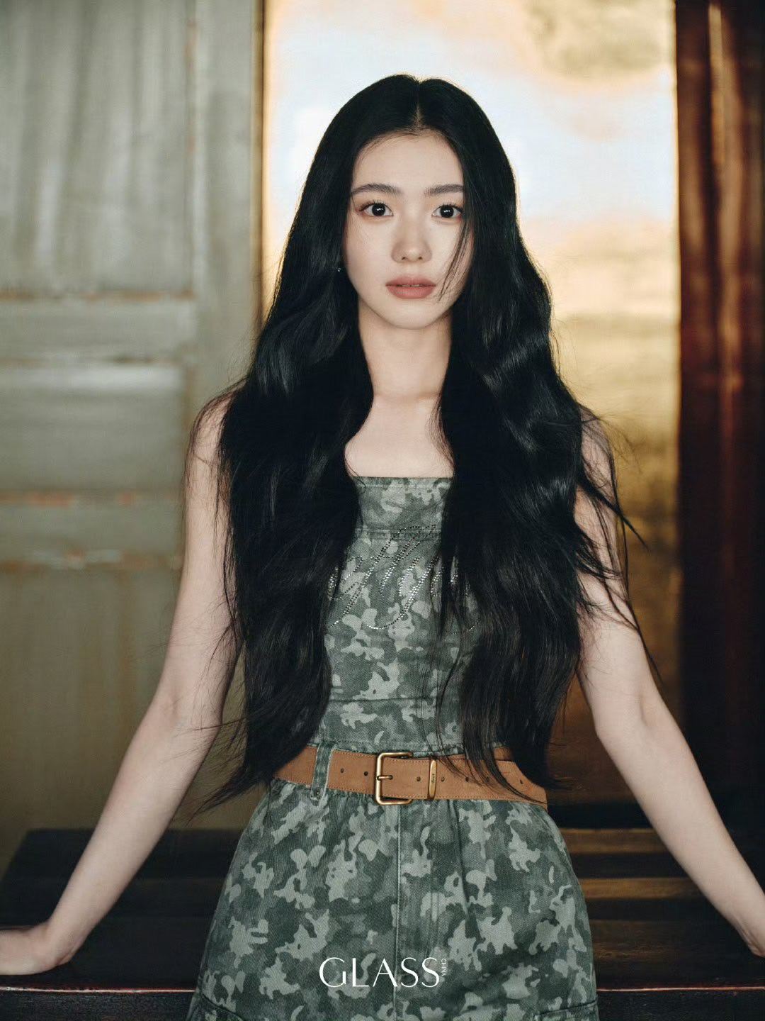 GLASS China三月刊封面释出，刘浩存身穿dzzit新装演绎《主角》中的秦