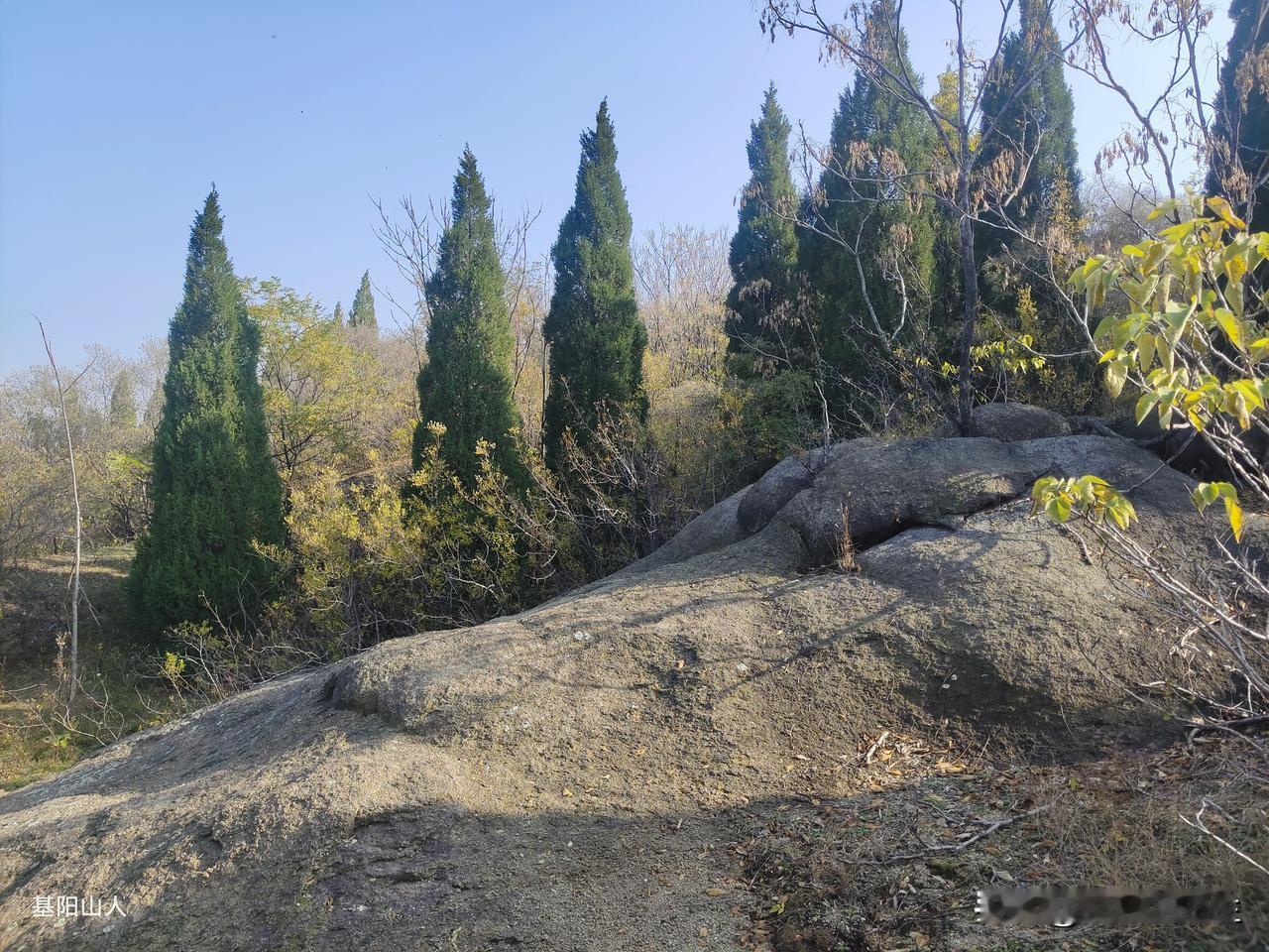 冬日生活打卡季传说这是岗山前面的大龙口处。此石的下方公路旁，有一口井。井水甘甜，