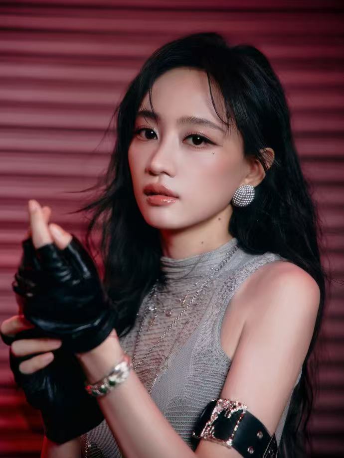 黄婷婷真的上再见朋友了 说实话，看到黄婷婷到达长沙的路透我心情很复杂，既期待她在