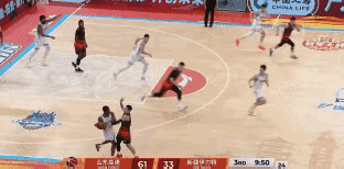 山东男篮两连胜，CBA常规赛第九轮，山东高速男篮今晚坐镇主场迎战新疆男篮。凭借克