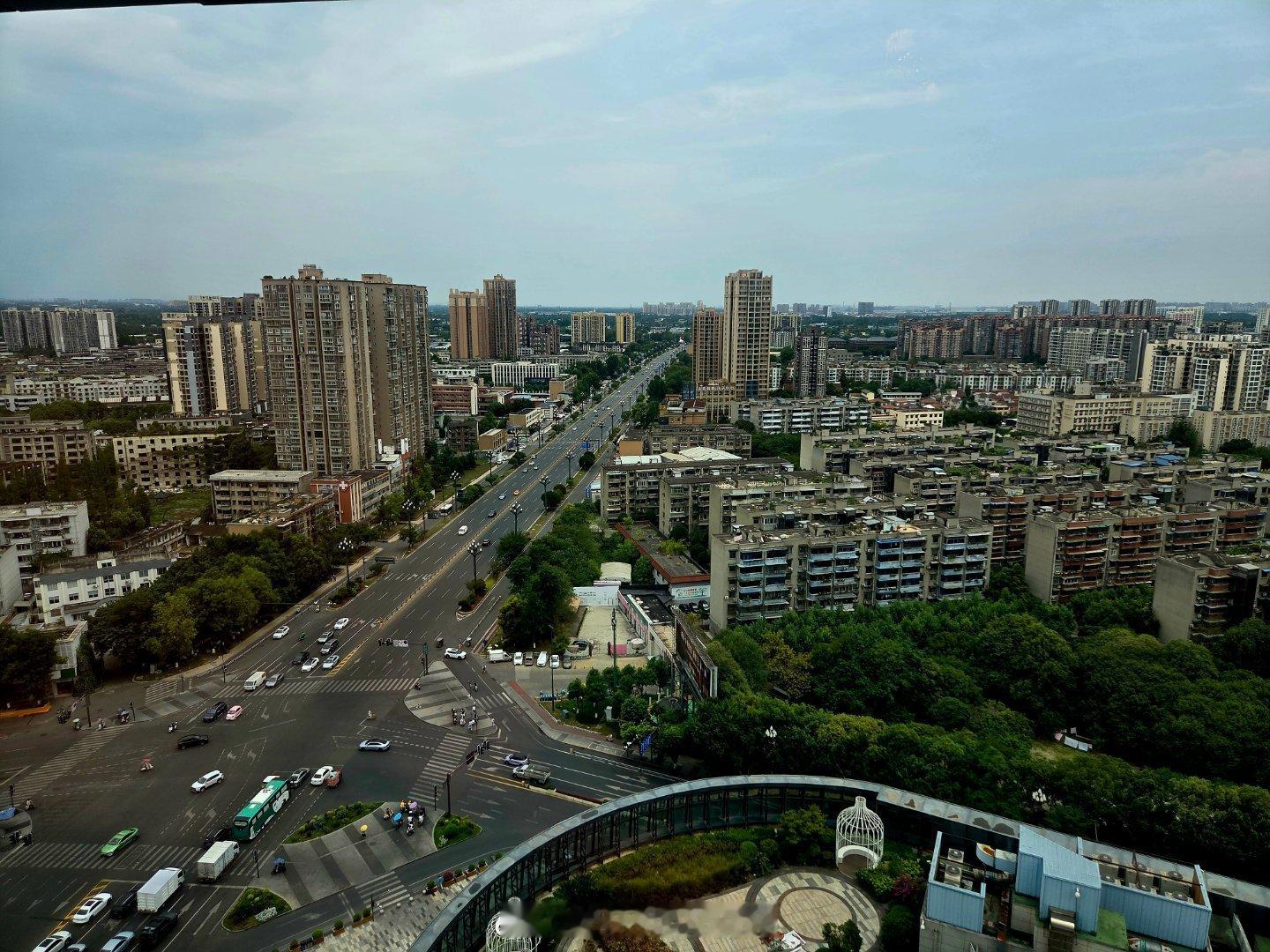 随手拍成都爱上这座城成都街拍城市影像记手机摄影爱好者俯瞰新都。 成都·七一国际广