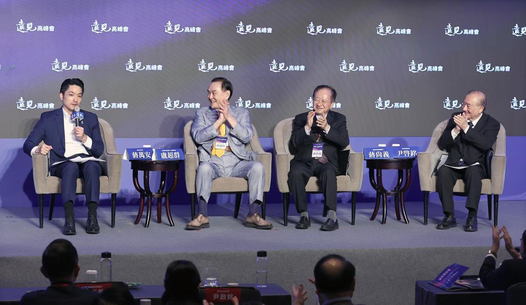 台北市长蒋万安(左起)、钰创科技创办人暨董事长卢超群、鸿海科技集团董事蒋尚义及前