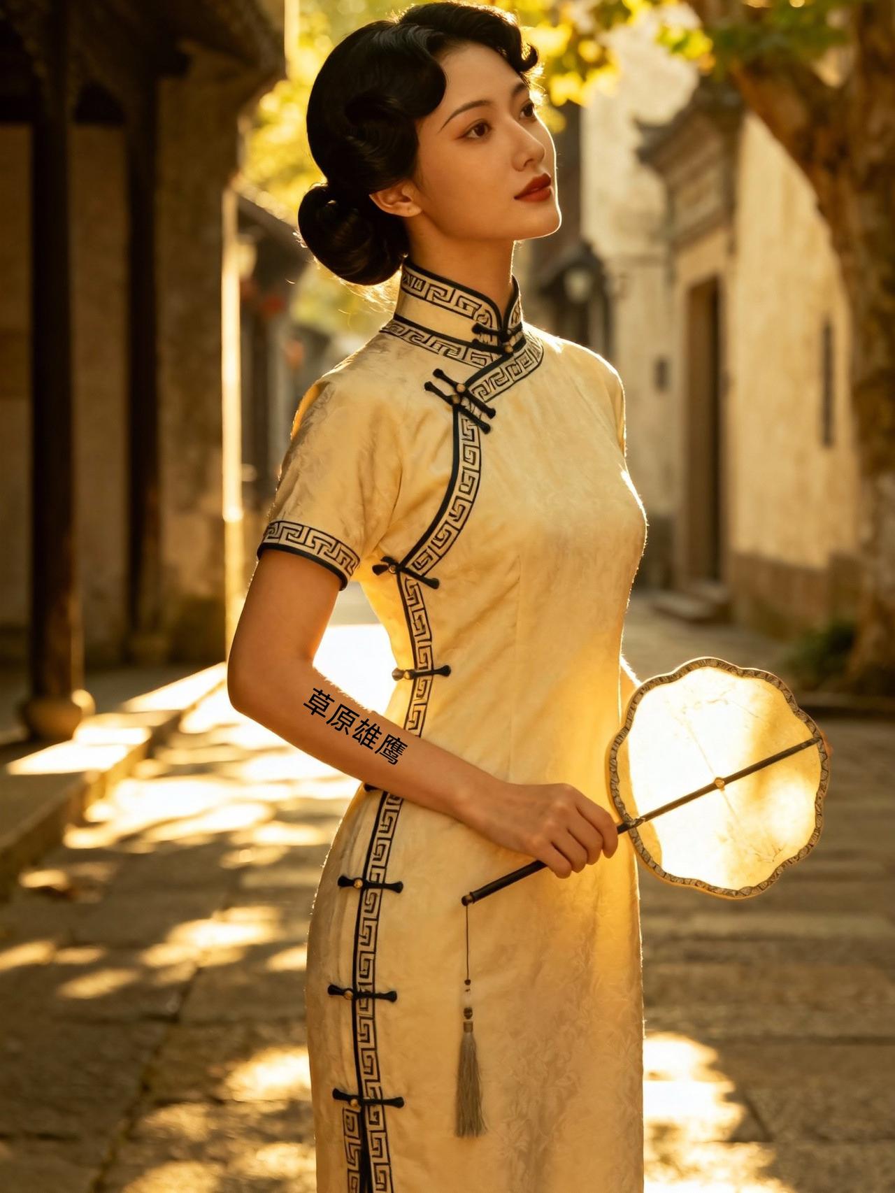 《旗袍不语，却道尽万种风情》
 
锦缎裁云，盘扣锁月
一寸针脚缝进千年婉约
立领