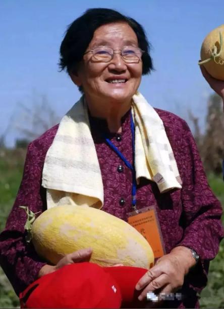 1955年，武汉女大学生吴明珠，放弃了城里的工作，趁父母不注意，连夜逃往新疆，父