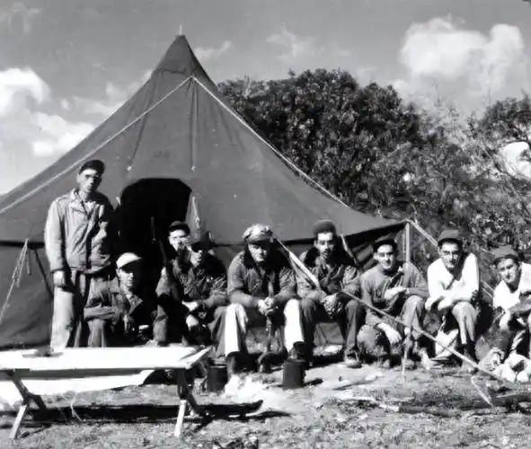 志愿军发现帐篷熟睡的美军，正要击毙时，排长却赶紧制止：别开枪。
 
这一幕发生在