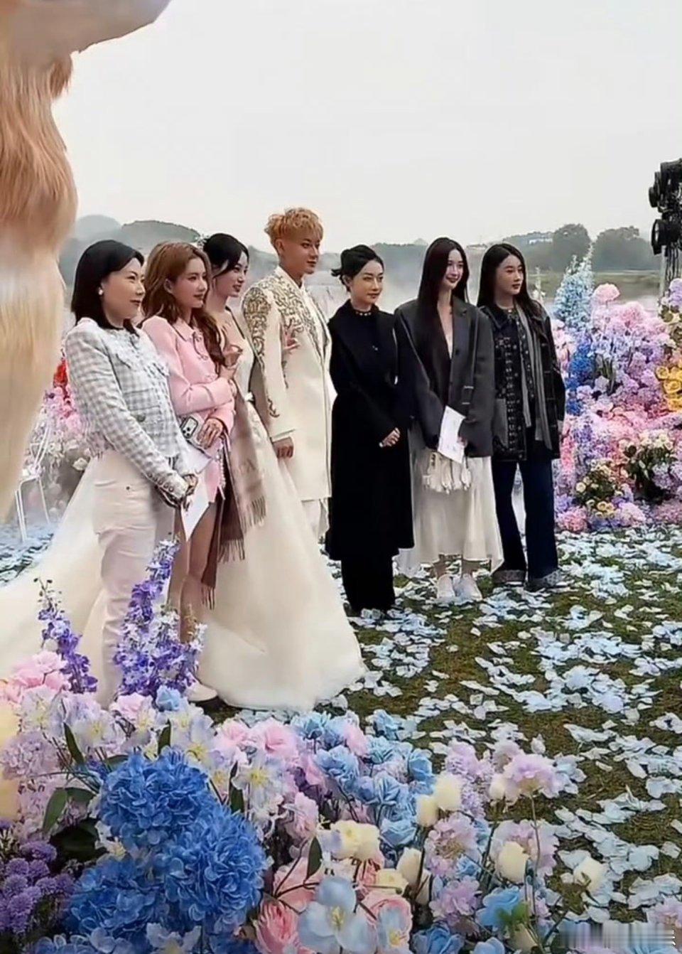姜潮抢到了黄子韬的西兰花黄子韬[超话]这婚礼感觉针不戳嘿嘿！黄子韬够帅气[dog