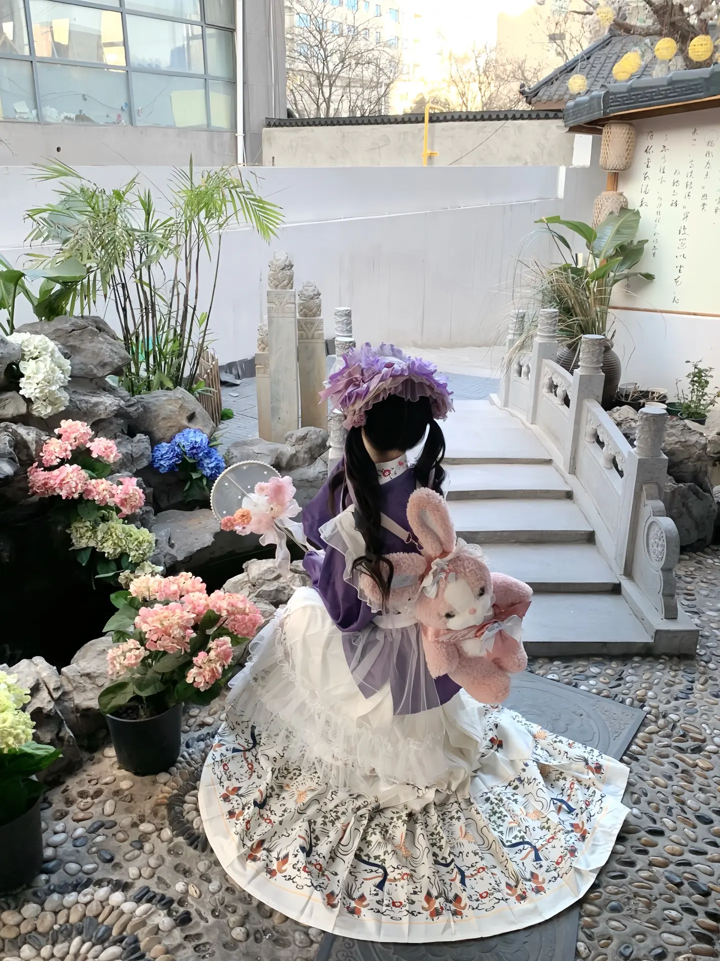 恐有街头胭脂色 柳絮粘白雪粘红