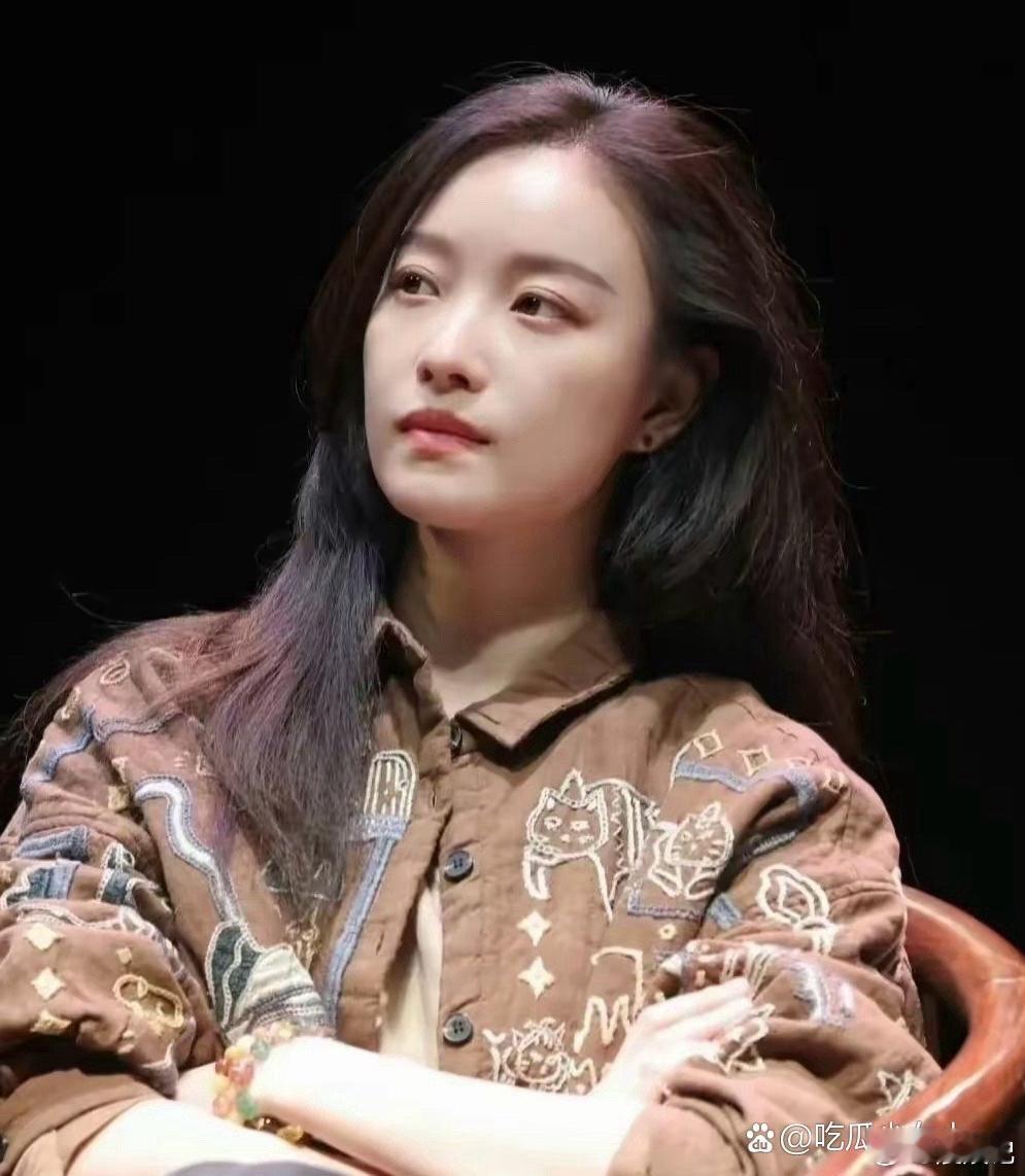 倪妮这种淡淡的妆好美，没有夸张的眼妆也没有厚重的粉 ​​​