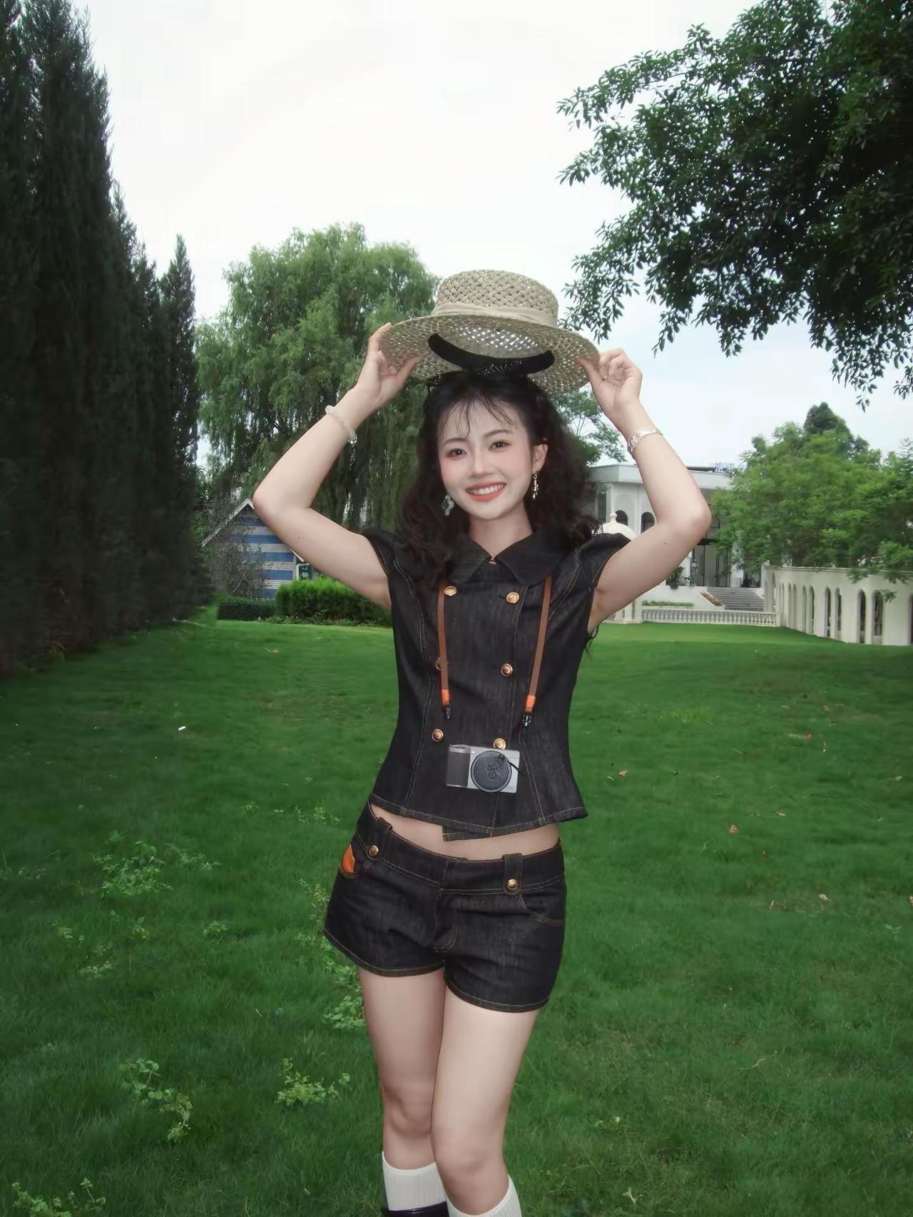这个牛仔套装，最近的新宠。也是特别适合去草原旅游的时候穿。草原穿搭