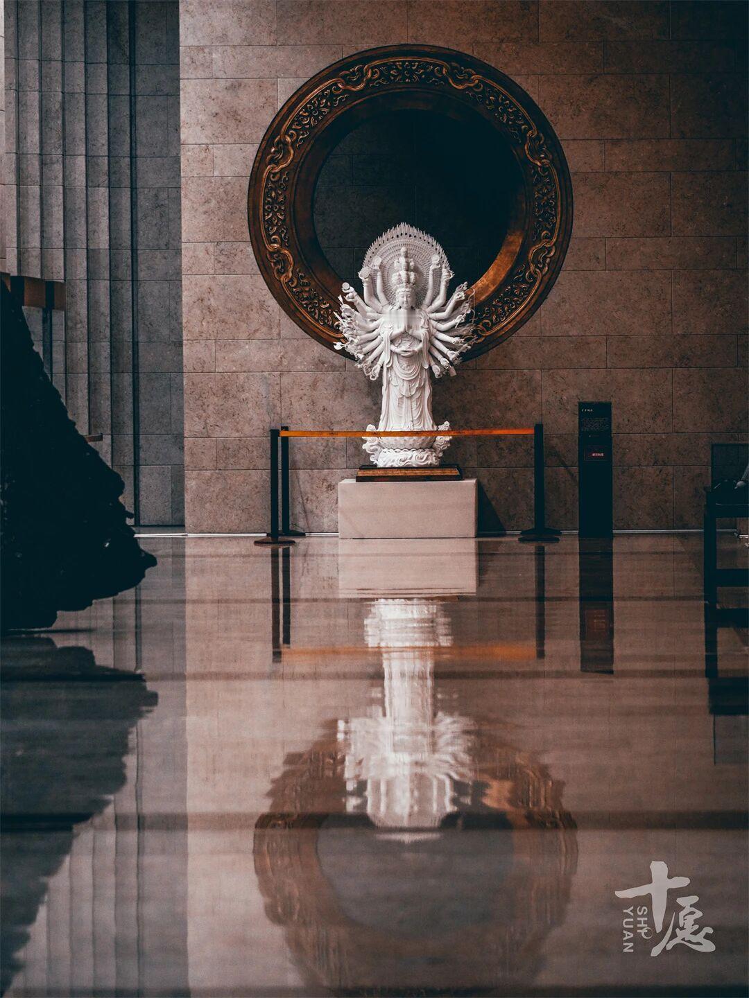 河水，
懂得躲避障碍，故能川流不息;
处事，
知道随顺因缘，才能无往不利。