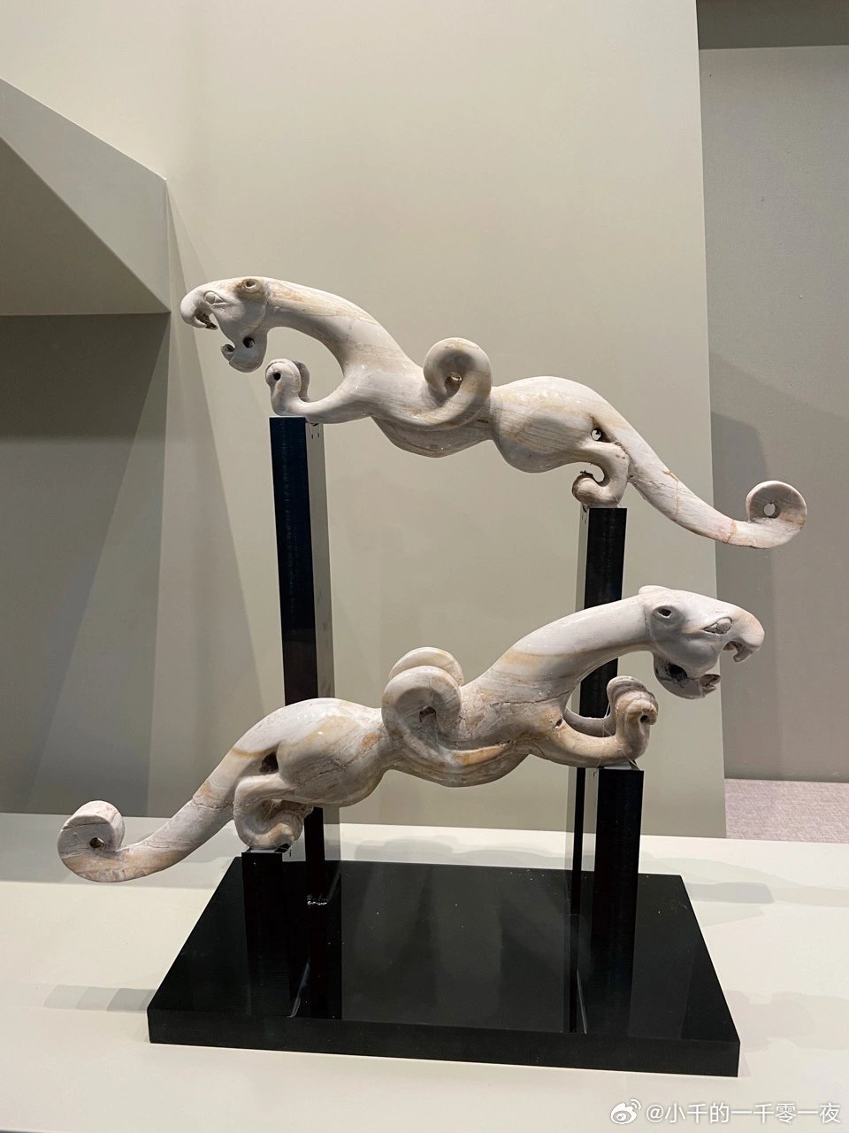 【汉代玉雕翼虎】现收藏于东营历史博物馆，正在清华艺博展览展出。玉器整体呈鸡骨白沁
