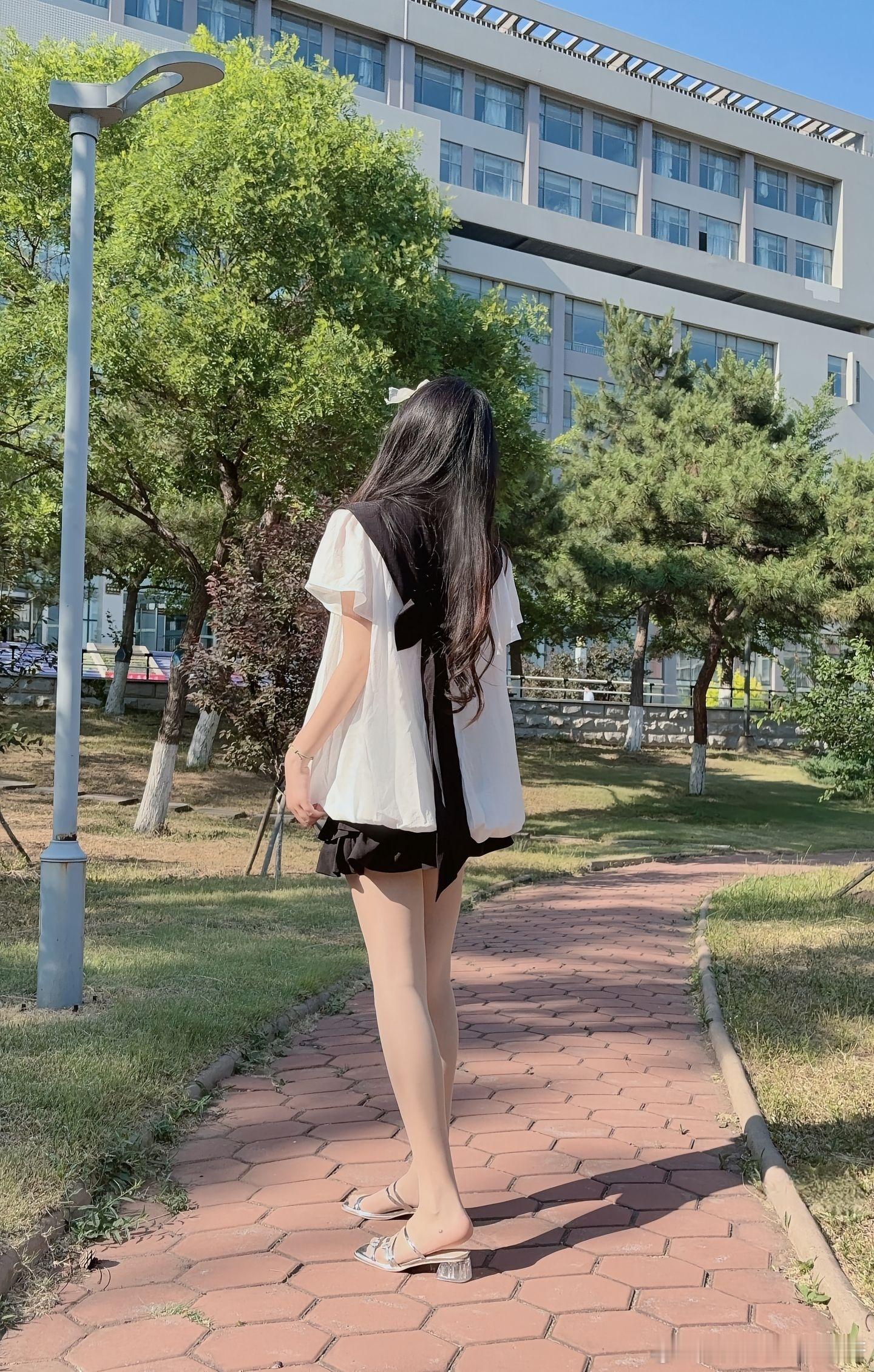 夏天穿丝袜属实有点热～ ​​​