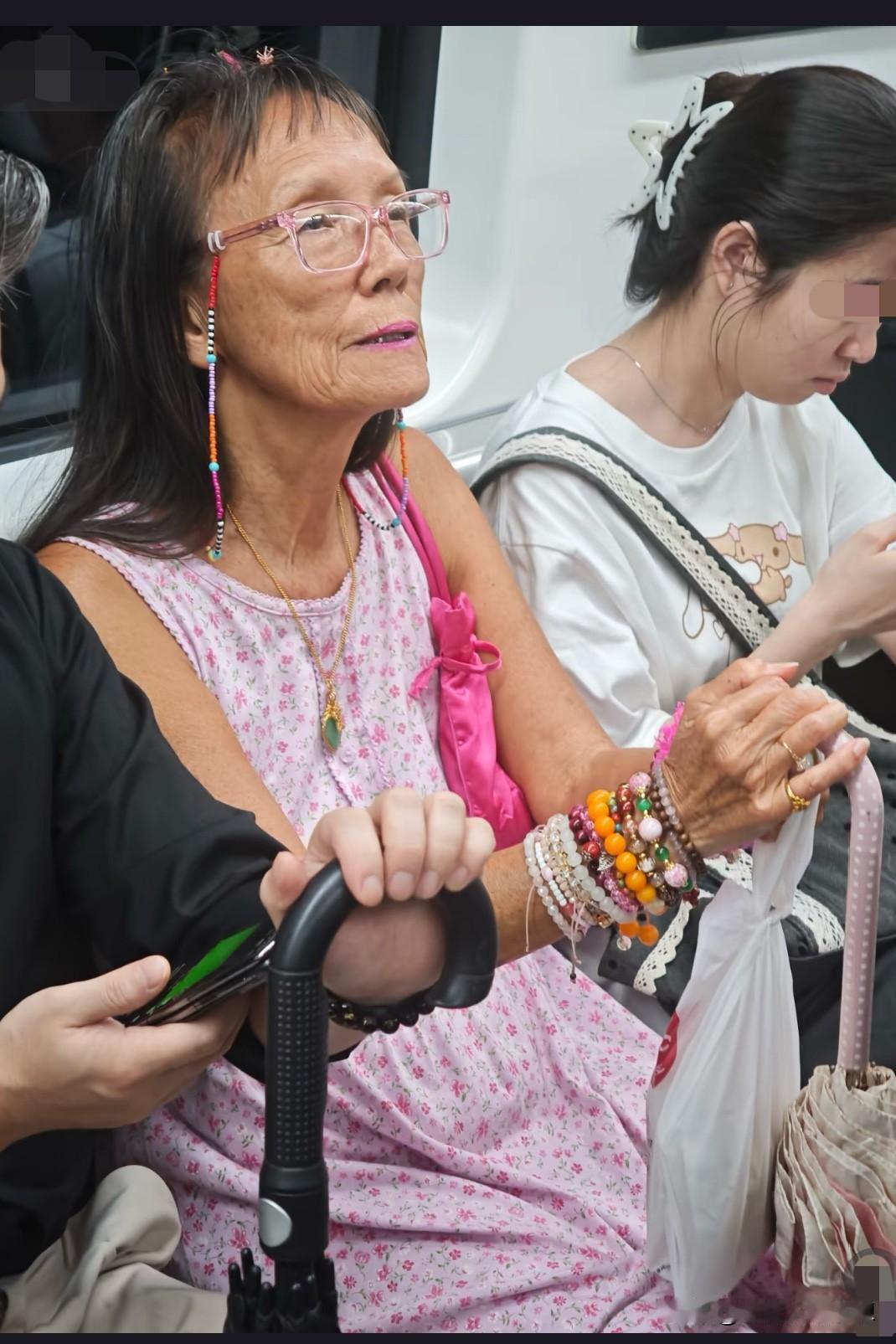 爱美不分年龄，女人活到老也有一颗爱美之心！

地铁上一位老人穿着一件碎花裙，披着