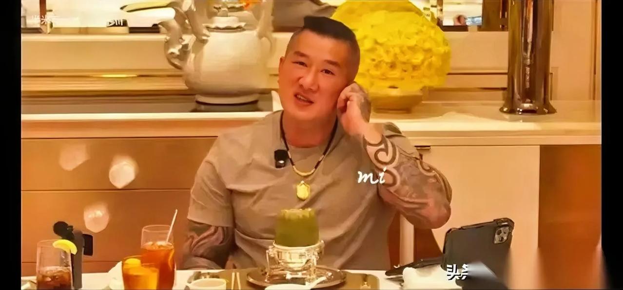 晚上刷到馆长的餐厅直播，他坐在火锅烟儿里揉了揉眼角，说的话比蘸料里的小米辣还戳心