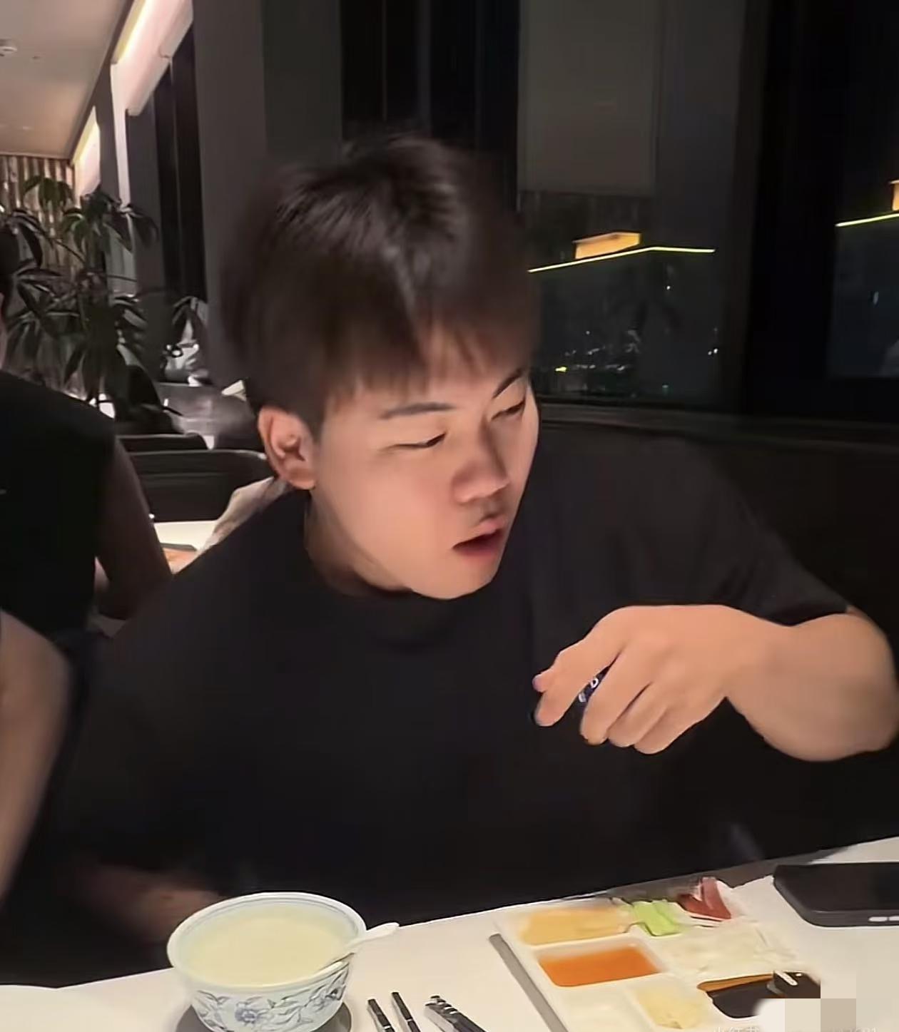 楚钦大头推荐了豆汁，这边松岛辉就去尝试。结果出乎意料。松岛辉到饭店后，先要一碗豆