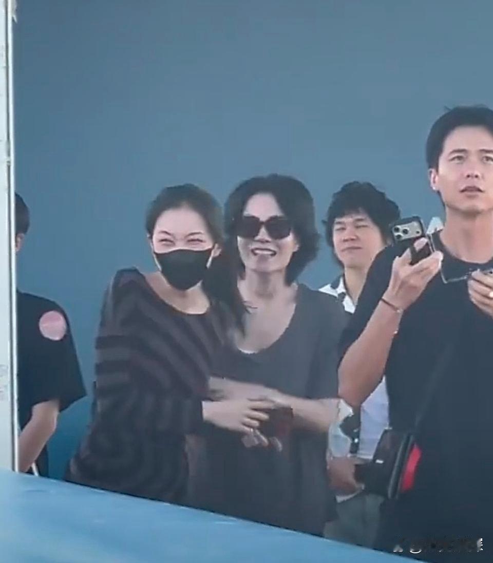 57岁王菲携小女儿李嫣现身阿那亚音乐节，母女俩一路说说笑笑，相处融洽，看着就像一