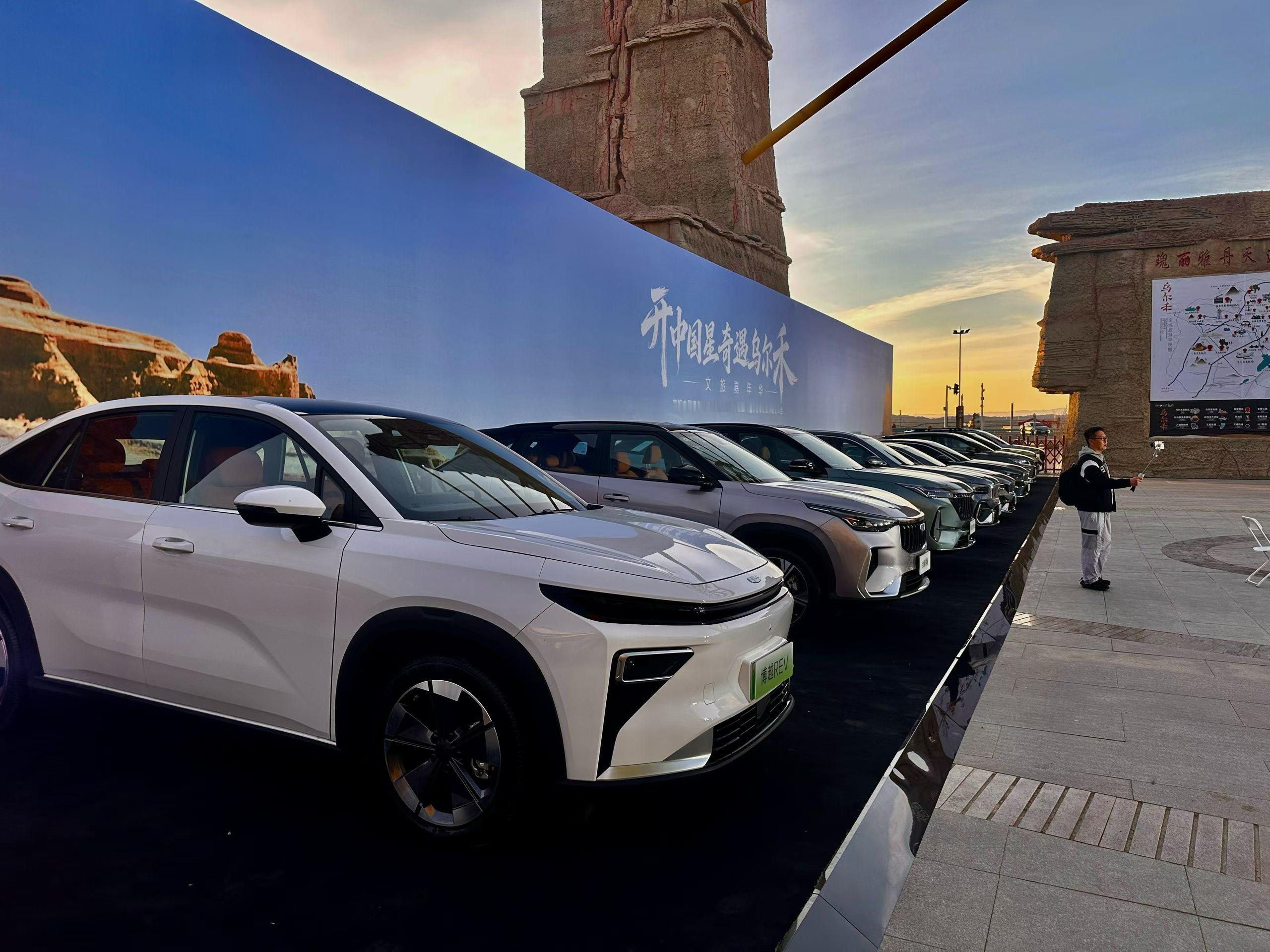 开中国星，奇遇乌尔禾。晚上八点半的新疆克拉玛依魔鬼城，依然阳光明媚～百家车坛