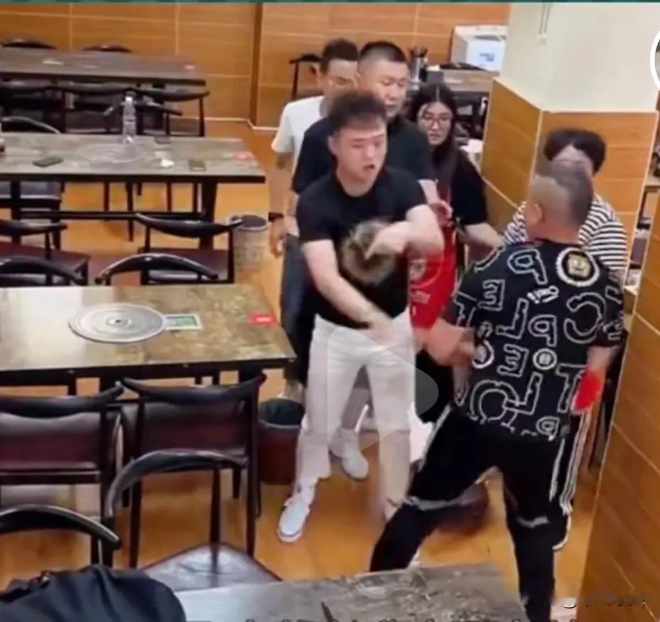 饮食店一位男子乱丢乱吐花生瓜子壳，服务员过来扫掉，男子起身推她并说道扫什扫？没有