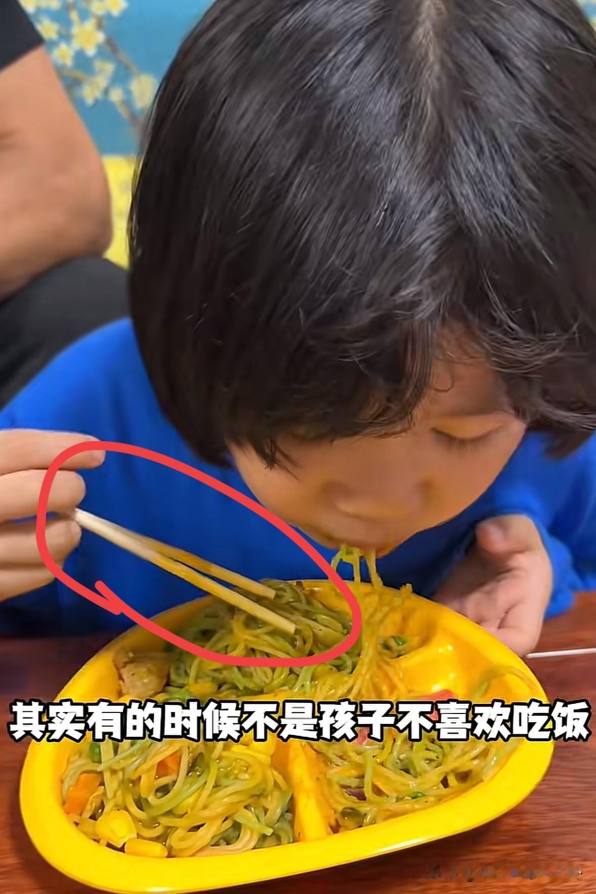 说真的，我怀疑黄维平是摆拍。

孩子吃饭筷子一次性的，
老伴衣服一周都不换，
说