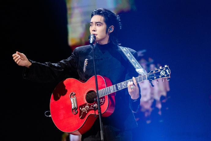 于适来跨年修话筒了 谁懂全开麦自弹自唱还能修话筒的含金量，于适这波操作，直接把跨