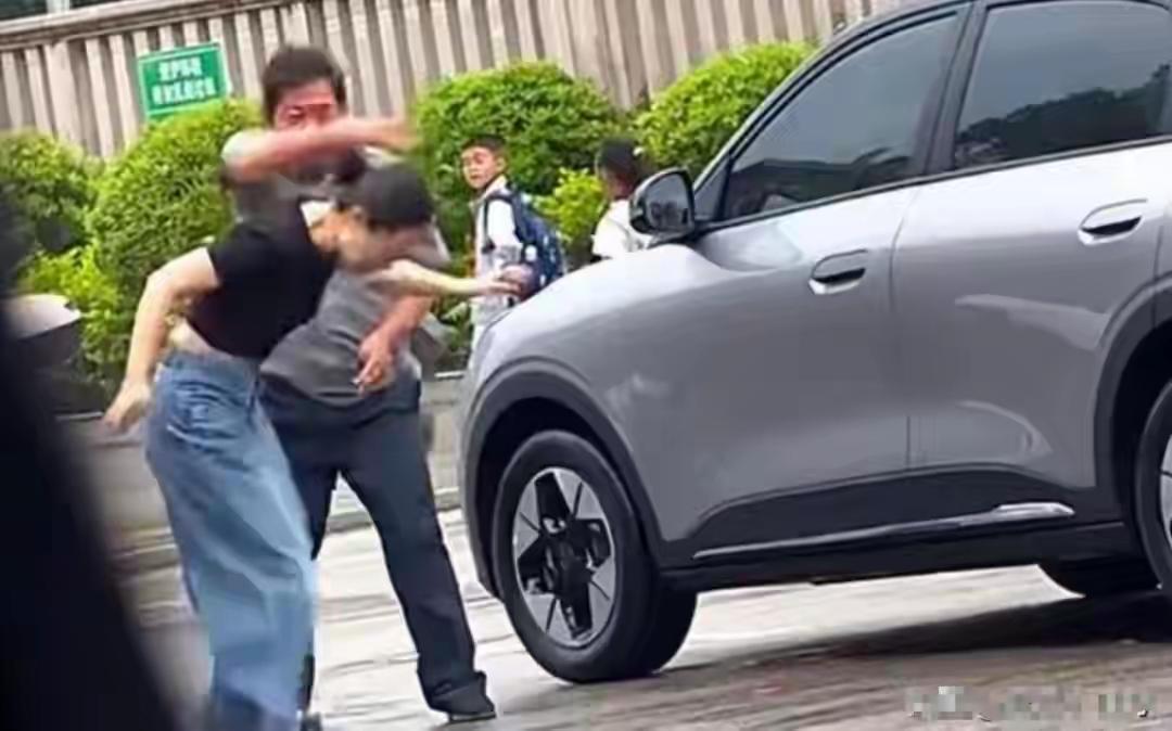 明显涉事双方都有问题，需要全部都依法处理。女子先违规停车，保安在制止时说了脏话并