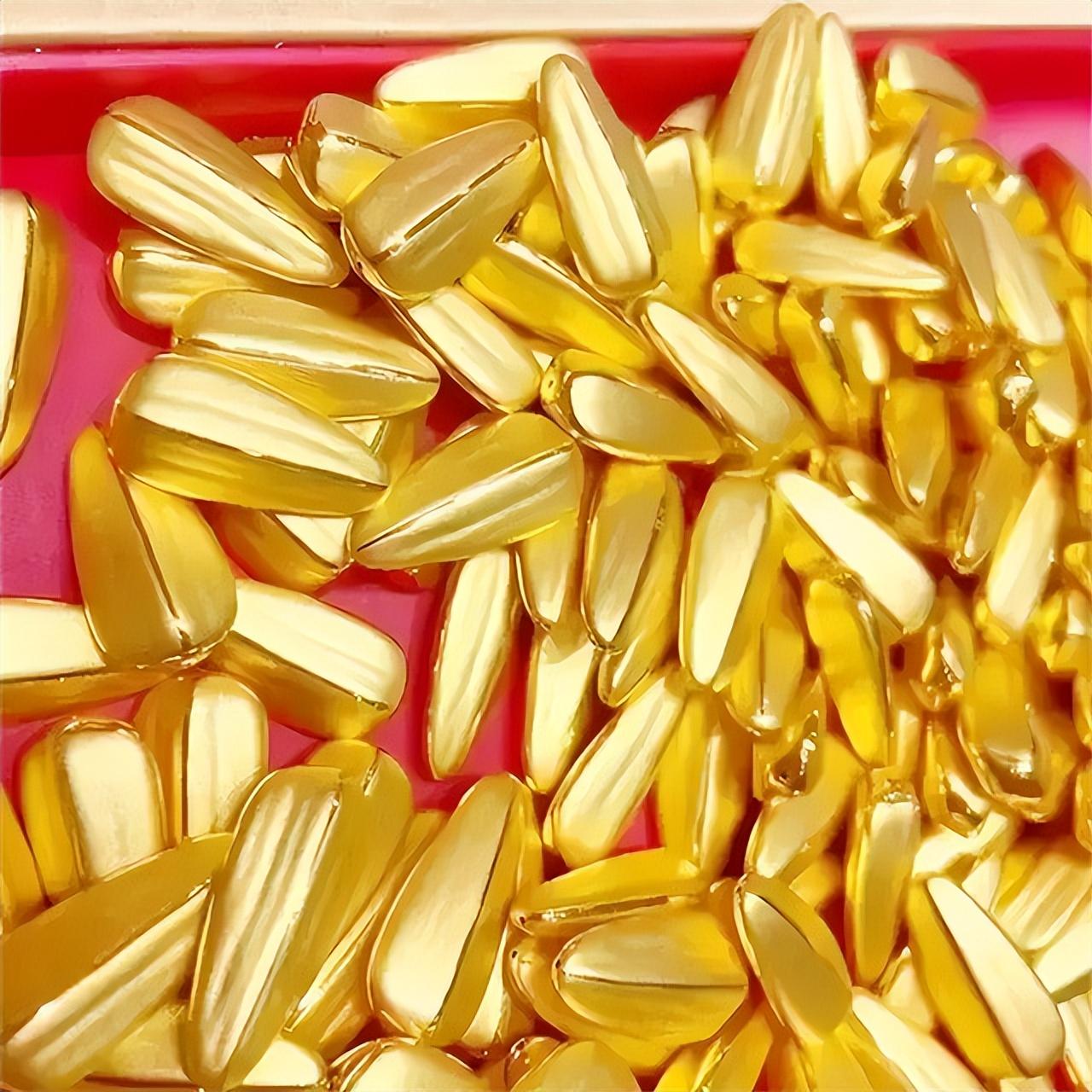 1962年，江苏溧阳，一男子正在清理鱼塘，突然，他发现淤泥中藏着一粒金色的瓜子，