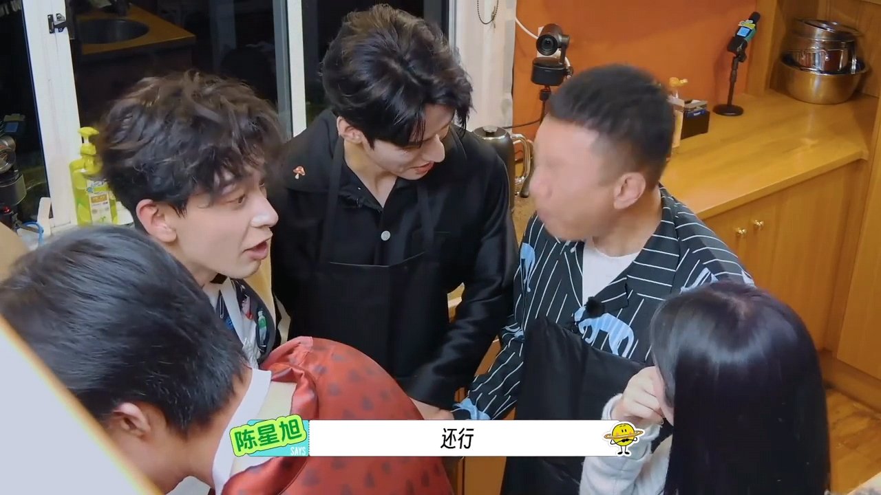 一大家子指着刘宇宁一个人吃饭一群人围着刘宇宁嗷嗷待哺刘宇宁我能去你家吃饭吗 