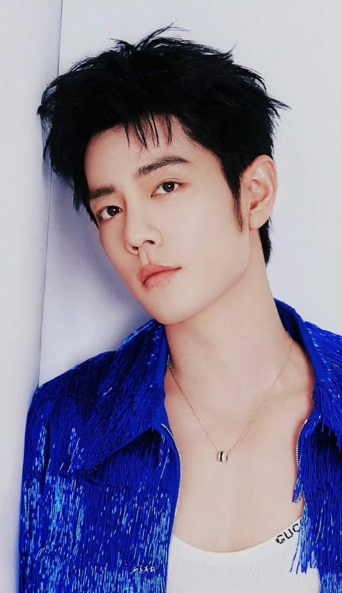 肖战蓝色衬衫这套造型真的好涩好诱人谁懂，这个锁骨和胸肌 斯哈斯哈