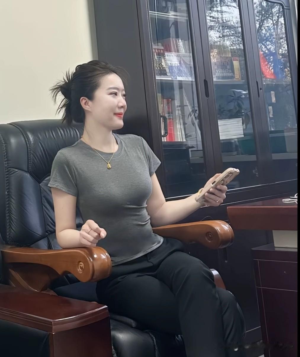 大脸盘的女子有气质！