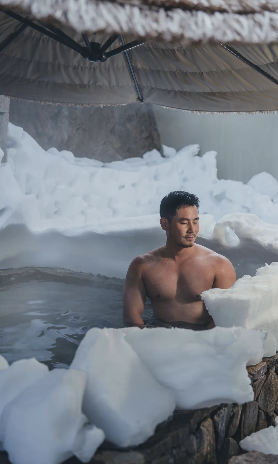 躲进山间城堡， 泡一场不会化的雪野私汤